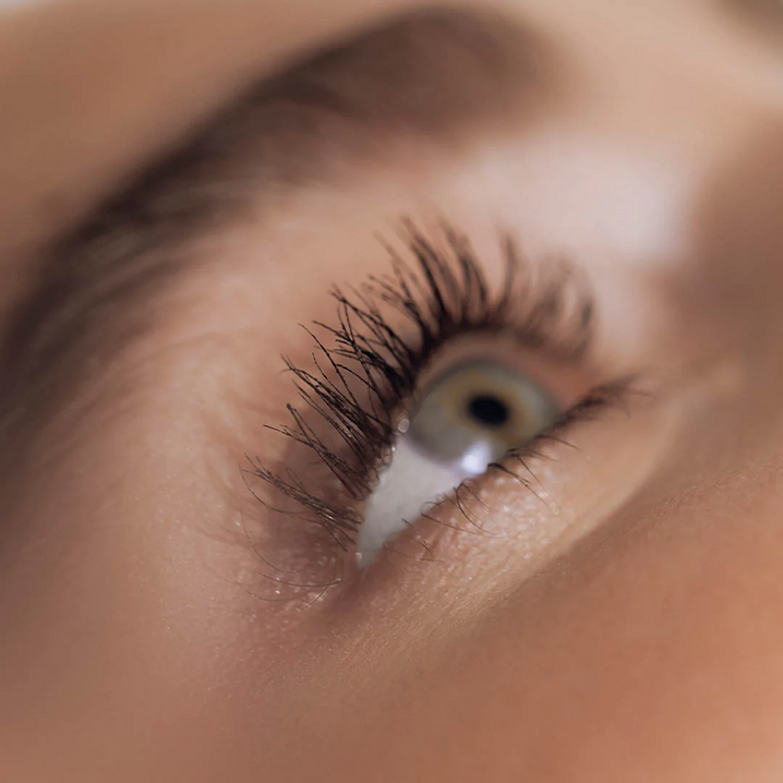 EIN WIMPERNSERUM FÜR EMPFINDLICHE AUGEN? ENDLICH GIBT ES DAS!