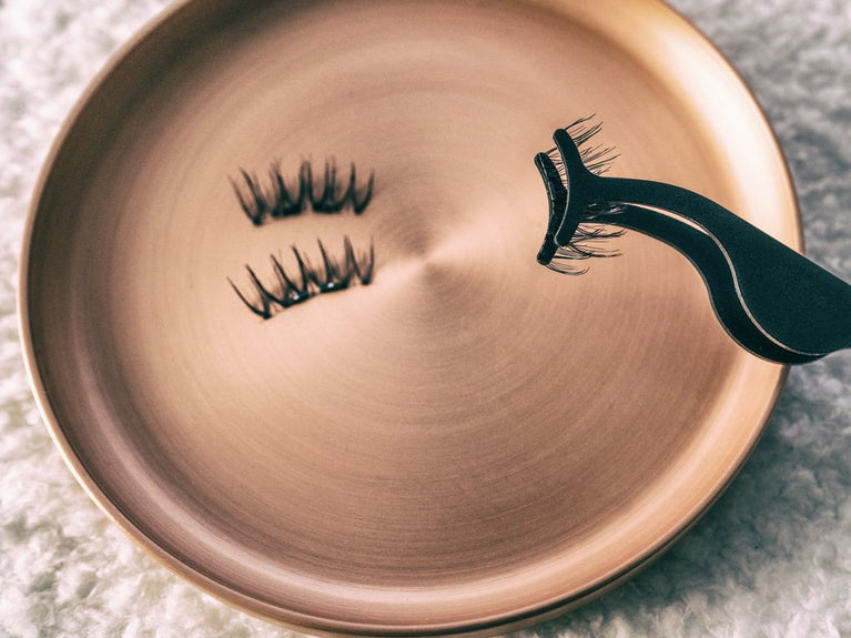 ALLES, WAS SIE ÜBER MAGNETISCHE WIMPERN WISSEN MÜSSEN
