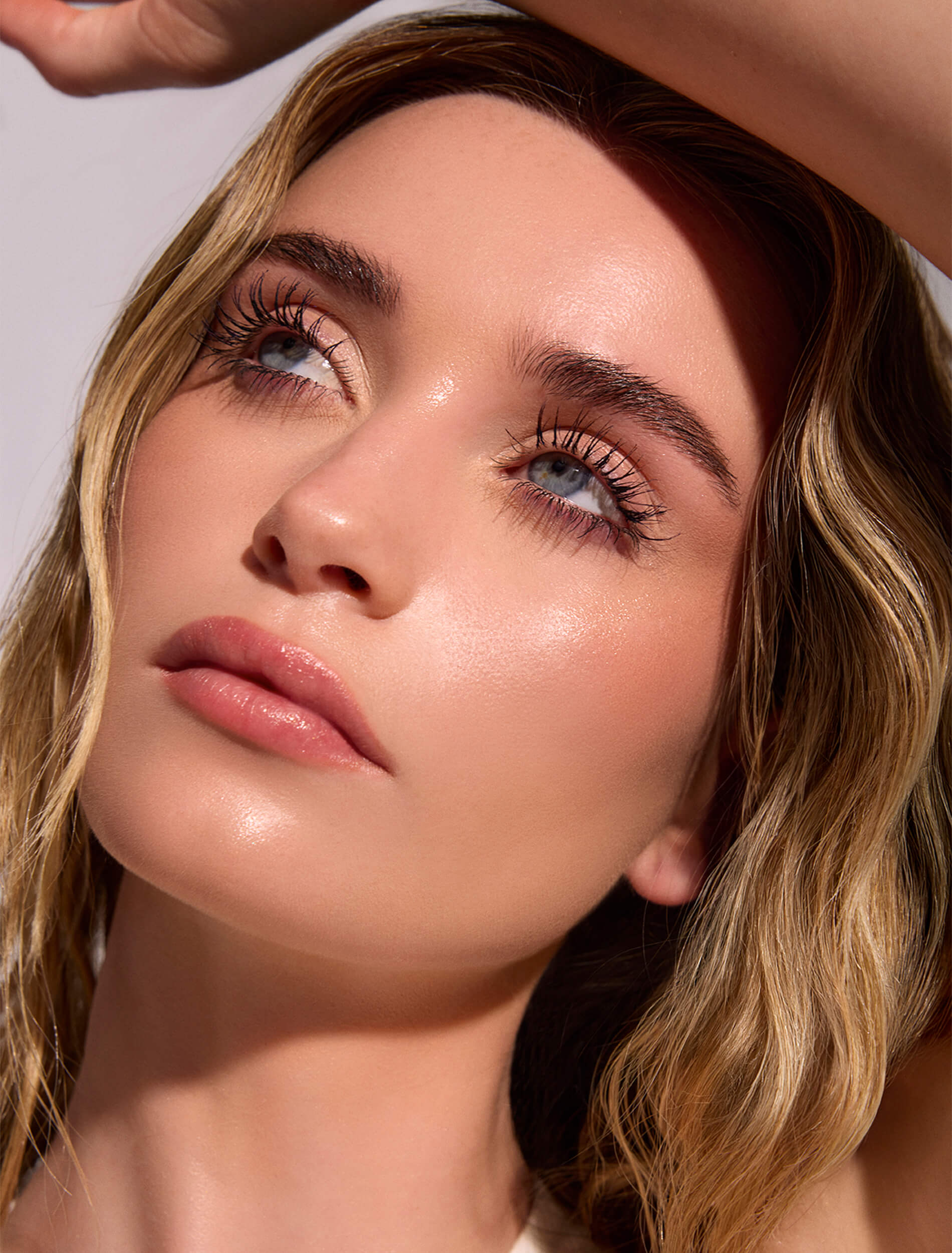 Möchten Sie Ihre natürlichen Wimpern betonen? Versuchen Sie Tubing Mascara
