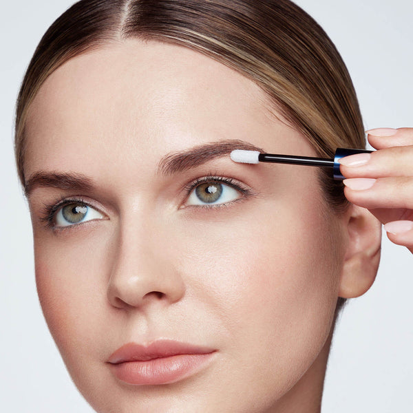 Tragen Sie RevitaBrow® Advanced Eyebrow Conditioner einmal täglich mit dem speziell entwickelten Augenbrauen-Applikator in mehreren kurzen Strichen auf die sauberen, trockenen Augenbrauenhaare auf.  Lassen Sie das Produkt vollständig trocknen (2-3 Minuten), bevor Sie weitere Schönheitsprodukte auftragen oder sich schlafen legen.