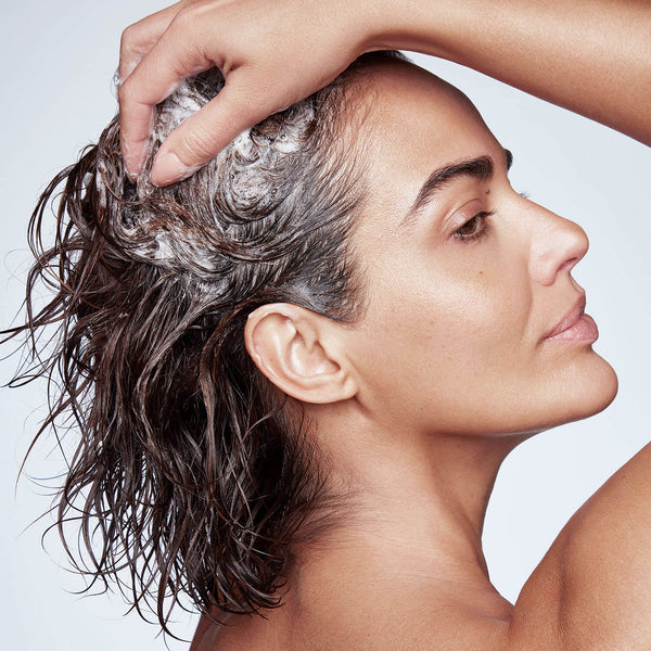 Gründlich ausspülen.Schritt 3 Nach der Anwendung des Thickening Shampoos den Thickening Conditioner auf das nasse Haar auftragen.Wurde entwickelt, um in Verbindung mit dem Volume Enhancing Foam zu wirken.